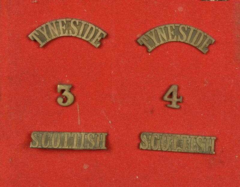 Ensemble d'insignes des 3rd et 4th Tyneside Scottish. Badge grouping of the 3rd and 4th Tyneside Scottish