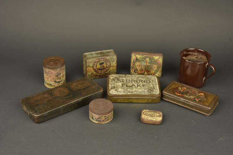 Lot de 8 boîtes anglaises et un quart. Lot of 8 British tins and one mug