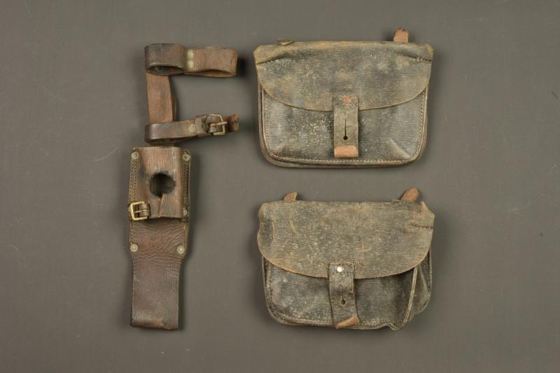 Porte manche d'outil anglais en cuir pattern 1914 et cartouchières. British Pattern 1914 leather helve carrier and ammunition pouches