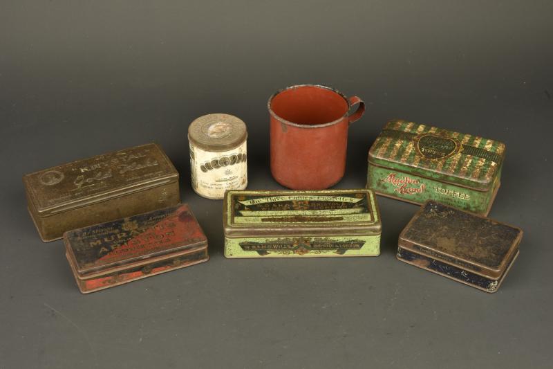 Lot de 6 boîtes anglaises et un quart. Lot of 6 British tins and one mug