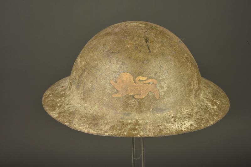 Casque anglais Brodie avec insigne du King's Own Royal Regiment de Lancaster. British Brodie helmet with badge of the King’s Own Royal Regiment of Lancaster