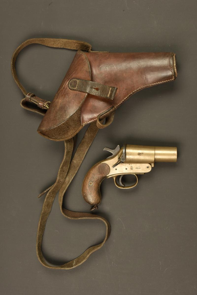 Lance fusée Webley et Scott dans son étui. Webley & Scott flare pistol in its holster