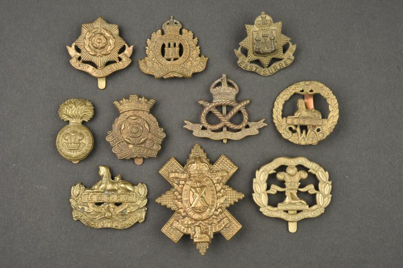 Lot de 10 cap badges anglais d'infanterie modèle economy. Lot of 10 British infantry cap badges, economy pattern