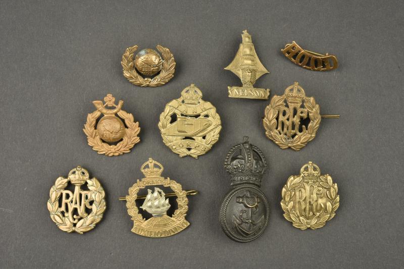 Lot de 10 insignes anglais Marine, Tank et Aviation. Lot of 10 British Navy, Tank Corps and Aviation badges