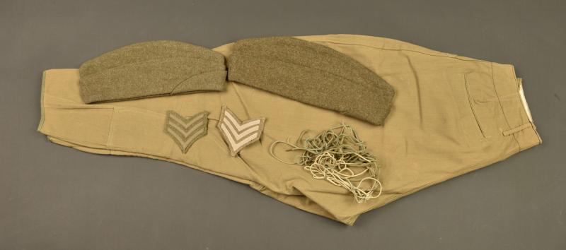 Culotte US en toile, bonnets de police et chevrons. US canvas breeches, overseas caps and chevrons