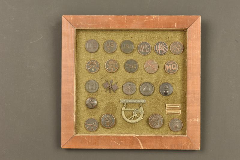 Cadre avec disques de col et insignes américains. Frame with American collar discs and insignia