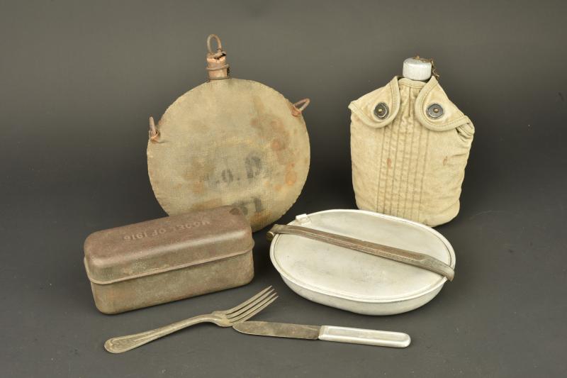 Ensemble de bidons et gamelle US. Group of US canteens and mess tin