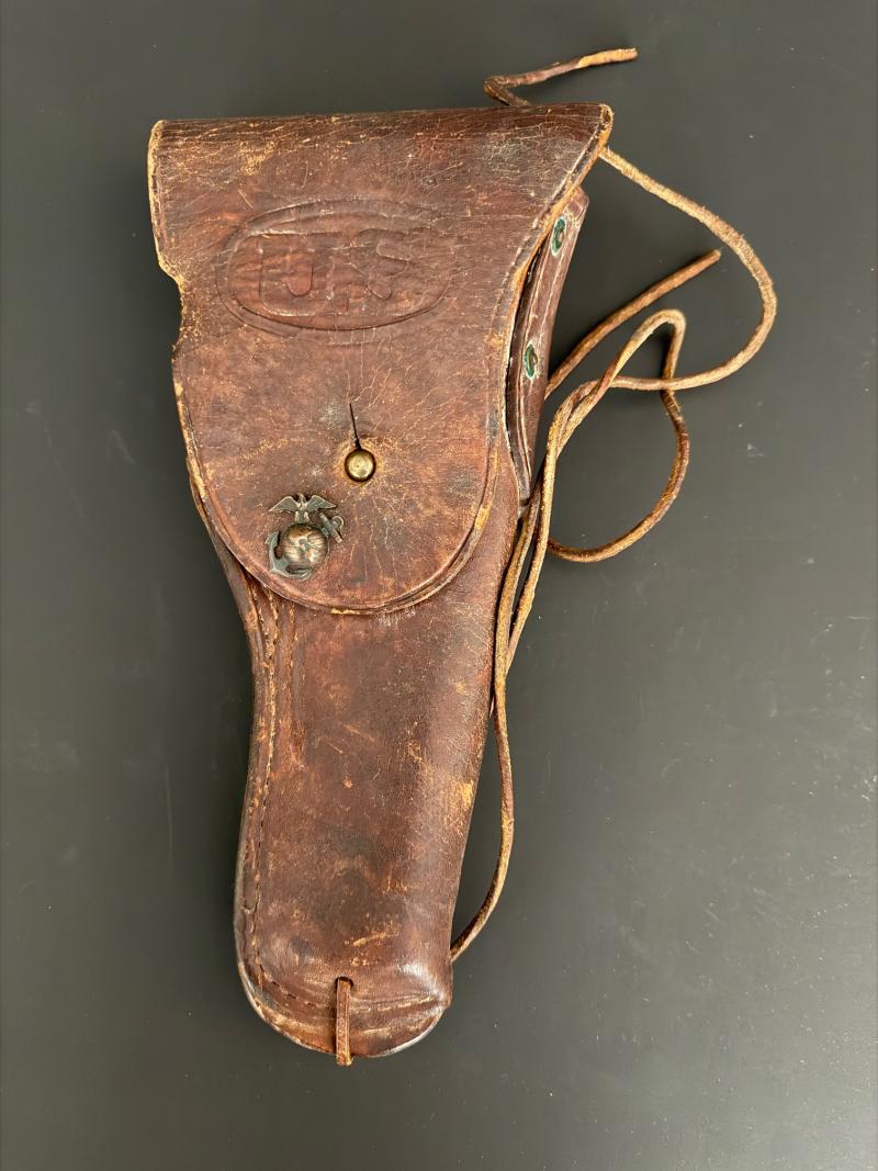 Etui de Colt M1911 US avec insigne USMC. US Colt M1911 holster with USMC insignia