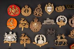 Cap badge britannique. British cap badge. — miniature 2