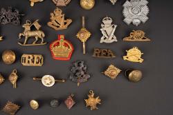 Cap badge britannique. British cap badge. — miniature 5