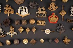 Cap badge britannique. British cap badge. — miniature 6