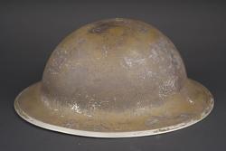 Casque canadien. Canadian helmet. — miniature 1