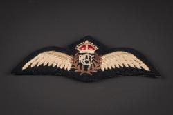 Brevet de pilote RCAF. RCAP pilot brevet. — miniature 1