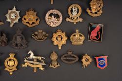 Cap badge britannique. British cap badge. — miniature 10