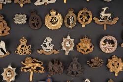 Cap badge britannique. British cap badge. — miniature 6
