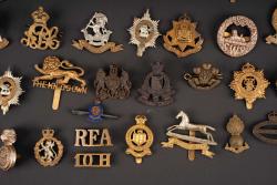 Cap badge britannique. British cap badge. — miniature 9