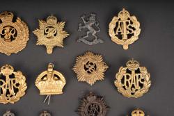 Cap badge britannique. British cap badge. — miniature 2