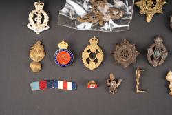 Cap badge britannique. British cap badge. — miniature 6