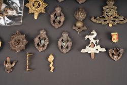 Cap badge britannique. British cap badge. — miniature 7