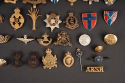 Cap badge britannique. British cap badge. — miniature 5