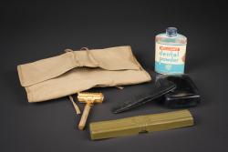 Trousse de toilette d'officier US. US officer’s toiletry kit — miniature 1