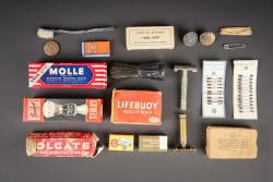 Accessoires de toilette US. US toiletry accessories. — miniature 1