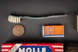 Accessoires de toilette US. US toiletry accessories. — miniature 2