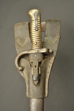 Sabre baïonnette Chassepot modèle 1866 avec porte fourreau. Chassepot Model 1866 sword bayonet with frog — miniature 2