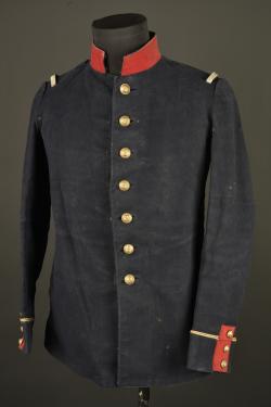Tunique d'adjudant chef et 2 pantalons d'officier. Senior Warrant Officer tunic with two officer’s trousers — miniature 17