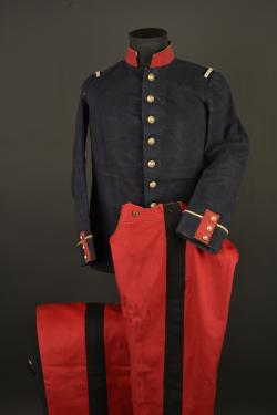 Tunique d'adjudant chef et 2 pantalons d'officier. Senior Warrant Officer tunic with two officer’s trousers — miniature 1