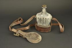 Bidon d'essai et porte sabre de cavalerie française. Experimental canteen and French cavalry sword hanger — miniature 1