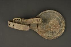 Bidon d'essai et porte sabre de cavalerie française. Experimental canteen and French cavalry sword hanger — miniature 2