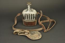 Bidon d'essai et porte sabre de cavalerie française. Experimental canteen and French cavalry sword hanger — miniature 5