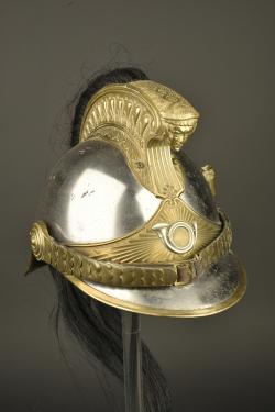 Casque à cimier et crinière de chasseur à cheval. Crested helmet with horsehair plume of a Chasseur à Cheval trooper — miniature 1