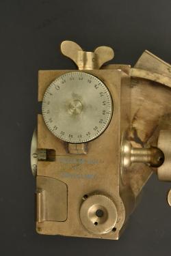 Théodolite français modèle R St Etienne 1915. French Model R theodolite manufactured by St Etienne in 1915 — miniature 8
