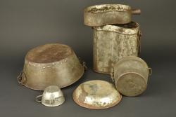 Ensemble bouthéon, gamelles et plats français.Set of French bidons, mess tins and plates — miniature 4