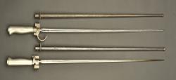 Lot de 2 épée baïonnette Lebel 1886 poignées maillechort. Lot of two Lebel Model 1886 sword bayonets with nickel silver grips — miniature 1