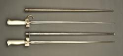 Lot de 2 épée baïonnette Lebel 1886 poignées maillechort. Lot of two Lebel Model 1886 sword bayonets with nickel silver grips — miniature 4