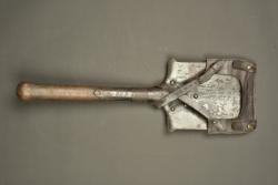 Pelle droite française avec son étui en cuir riveté. French straight entrenching shovel with riveted leather carrier — miniature 1