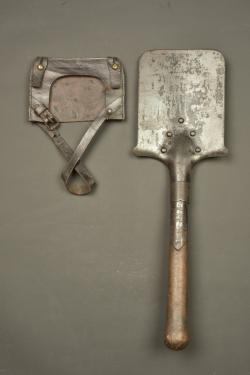 Pelle droite française avec son étui en cuir riveté. French straight entrenching shovel with riveted leather carrier — miniature 2