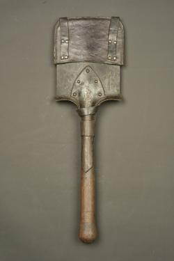 Pelle droite française avec son étui en cuir riveté. French straight entrenching shovel with riveted leather carrier — miniature 6