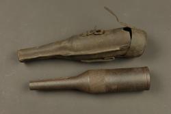 Tromblon VB avec son étui en cuir retourné. VB rifle grenade launcher with reversed leather carrier — miniature 1