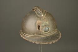 Casque Adrian de l'infanterie avec impact. Infantry Adrian helmet with impact damage — miniature 1