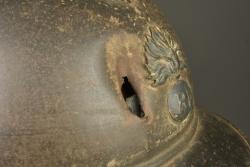 Casque Adrian de l'infanterie avec impact. Infantry Adrian helmet with impact damage — miniature 2