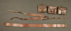 Ensemble brelage français en cuir riveté. French riveted leather webbing equipment set — miniature 1