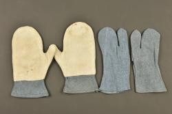 Deux paires de moufles françaises bleu horizon. Two pairs of French horizon blue mittens — miniature 1