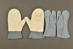Deux paires de moufles françaises bleu horizon. Two pairs of French horizon blue mittens — miniature 2