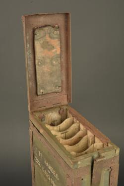 Caisse pour bandes rigides de mitrailleuse Hotchkiss  française. French Hotchkiss machine gun rigid strip ammunition box — miniature 2