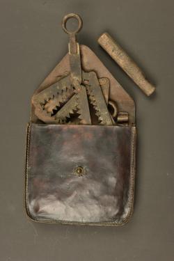 Outillage français étui de hache et scie pliante. French tool equipment set with axe carrier and folding saw — miniature 3