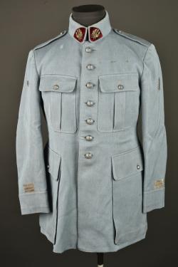 Tunique bleu horizon d'un capitaine médecin. Horizon blue tunic of a medical captain — miniature 1